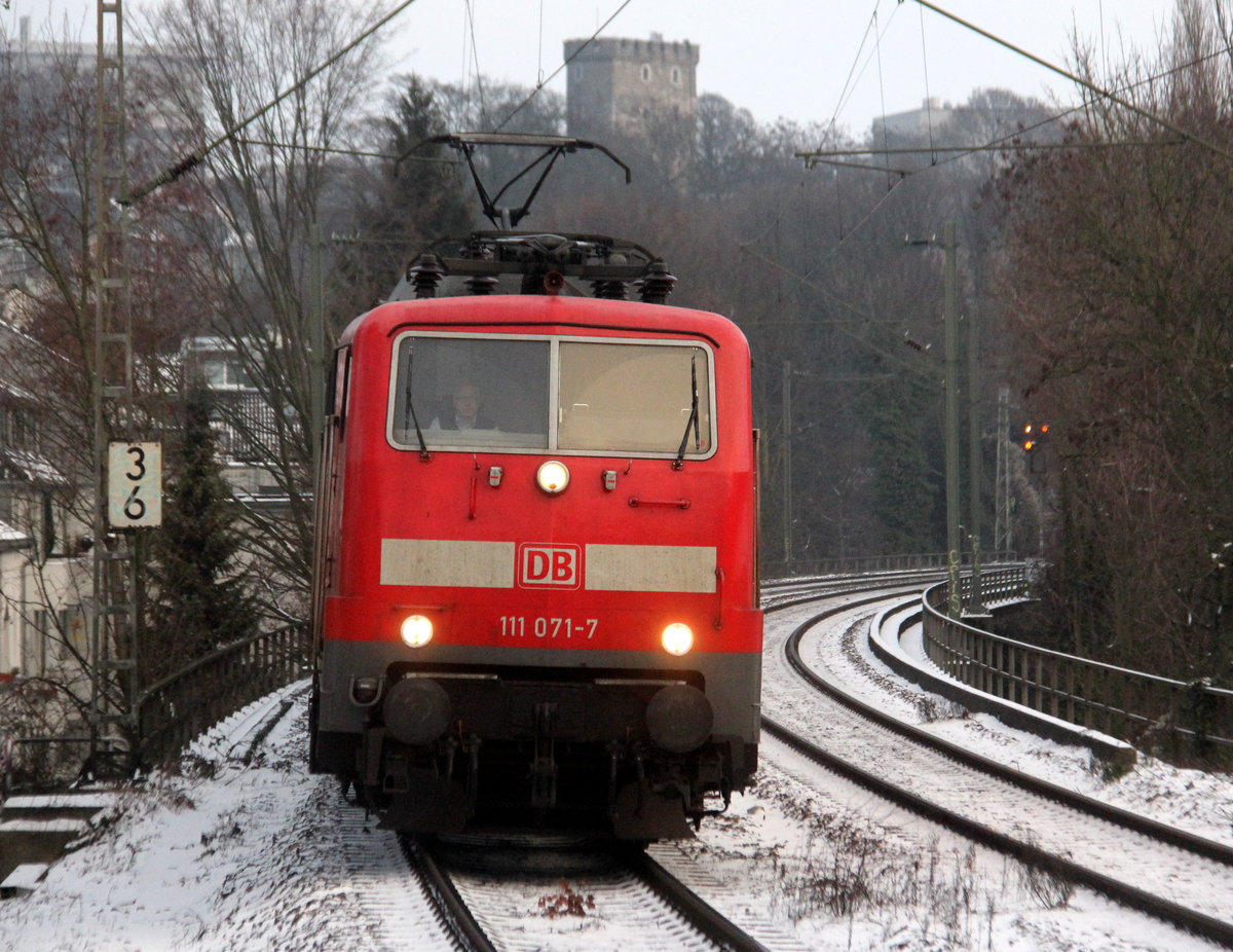 111 071-7 DB kommt mit dem RE4 von Dortmund-HBf nach Aachen-Hbf und kommt aus Richtung Rheydt,Wickrath,Beckrath,Herrath,Erkelenz,Baal,Hückelhoven-Baal,Brachelen,Lindern,Süggerath,Geilenkirchen,Frelenberg,Zweibrüggen,Übach-Palenberg,Rimburg,Finkenrath,Hofstadt,Herzogenrath, Kohlscheid,Richterich,Laurensberg,Aachen-West und fährt in Aachen-Schanz ein und hält in Aachen-Schanz und fährt dann weiter in Richtung Aachen-Hbf. 
Aufgenommen vom Bahnsteig von Aachen-Schanz.
Bei Kalten Winterwetter am Kalten Morgen vom 25.1.2019.