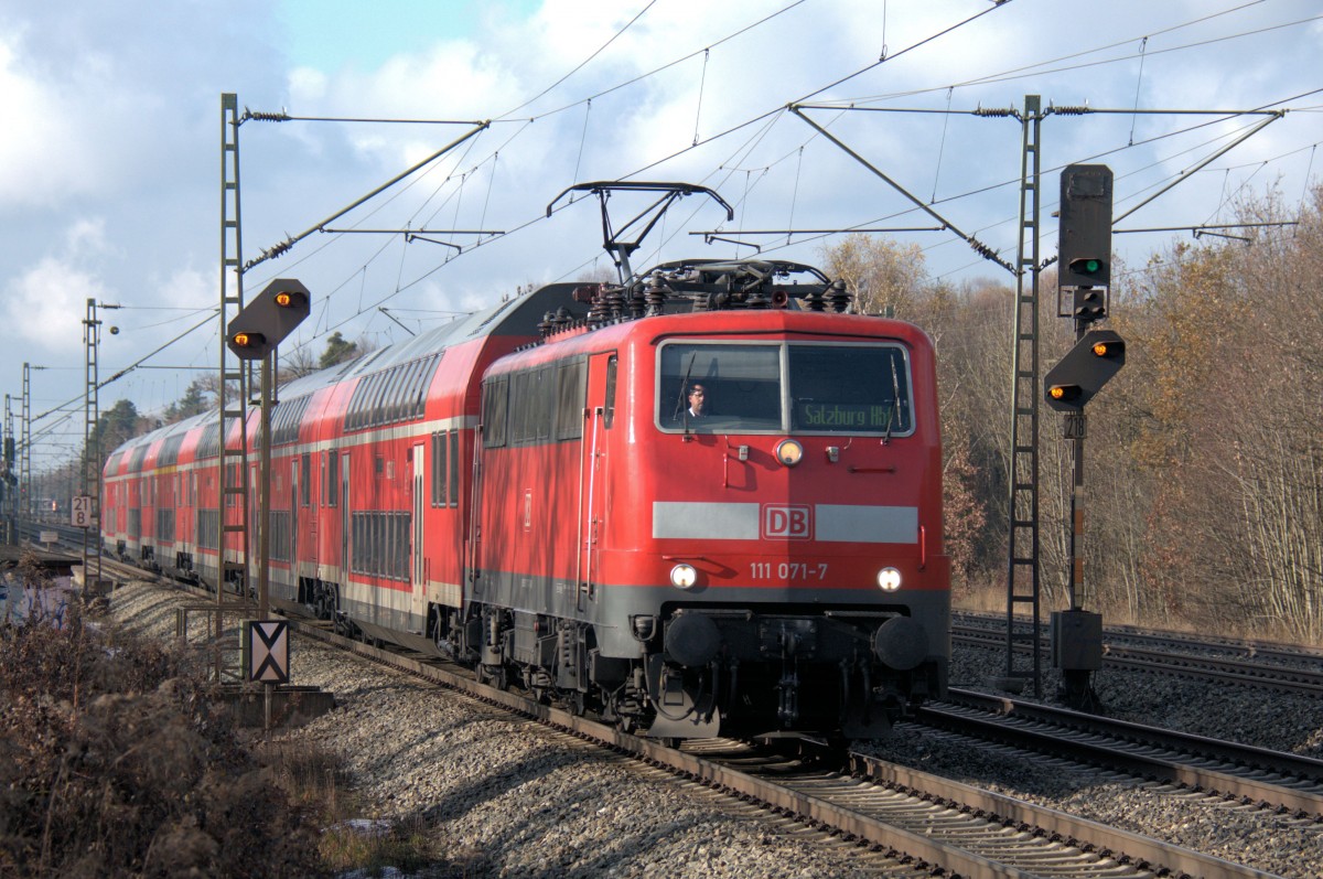 111 071 am 30.11.13 mit der Regionalbahn nach Salzburg bei Haar/München