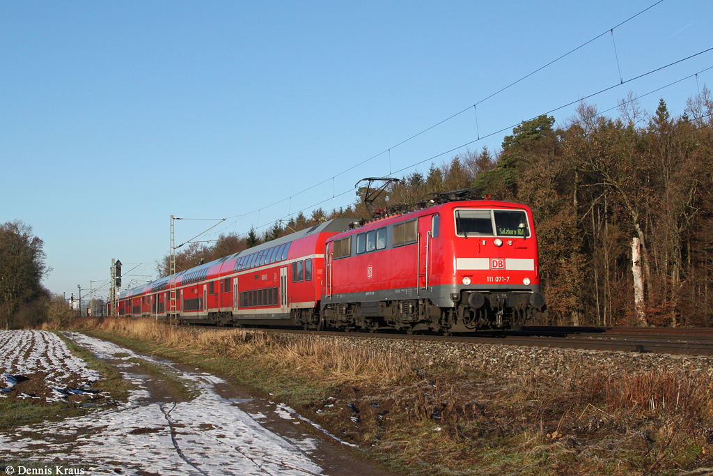 111 071 mit RE 79011 am 01.12.2013 bei Eglharting.