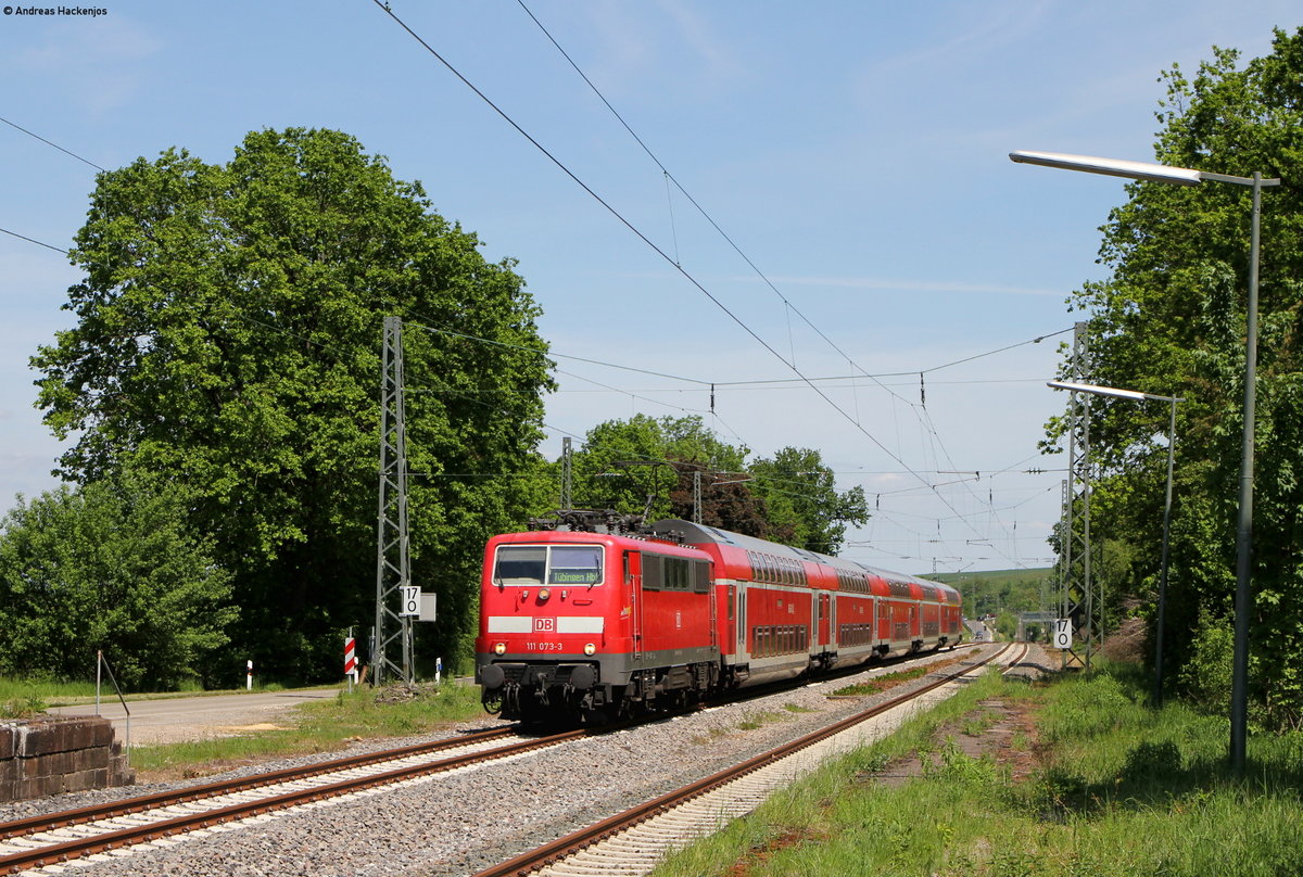 111 073-3 mit dem RE 22029 (Stuttgart Hbf-Tübingen Hbf) bei Neckartenzlingen 23.5.19