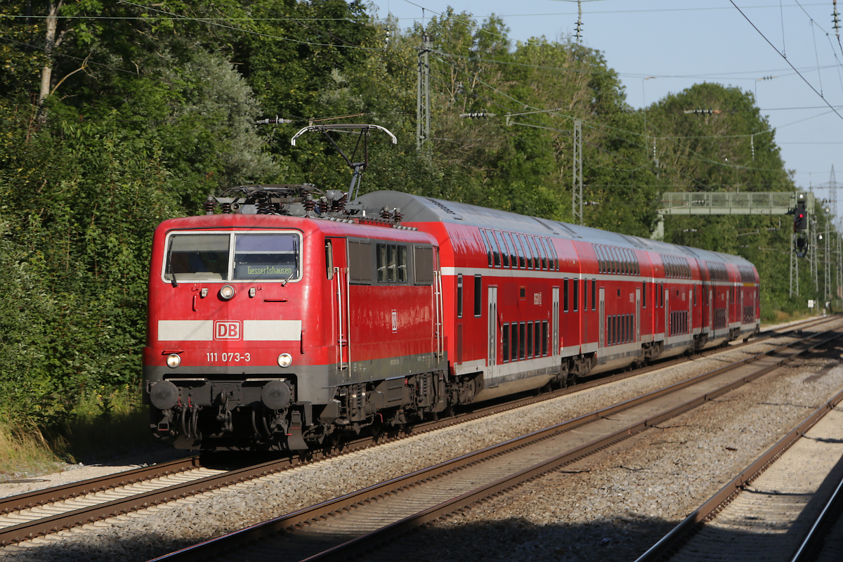111 073-3 mit RE 57096 München - Gessertshausen am 07.07.2020 bei München-Lochhausen