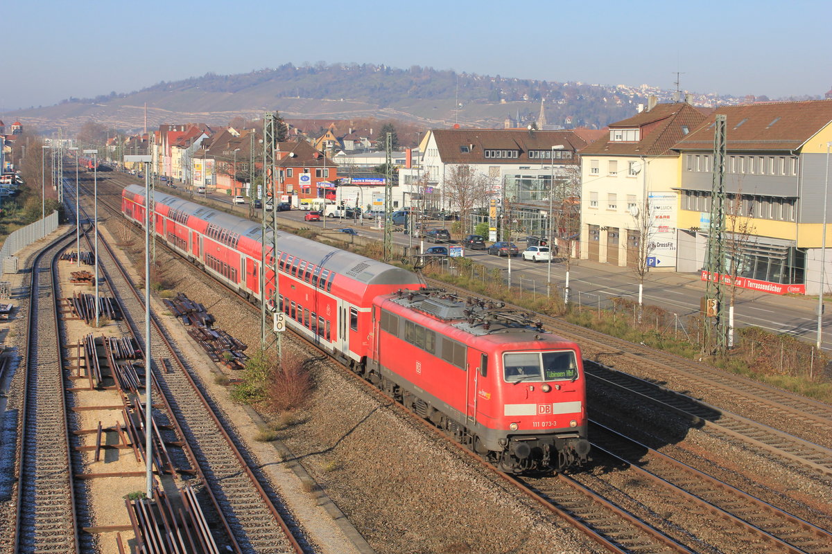 111 073 mir RE Stuttgart-Tübingen am 05.12.2019 in Oberesslingen. Mittlerweile hat DB Regio einige Strecken um Stuttgart an Abellio und GoAhead abgegeben weshalb die Br 111 durch freiwerdende 147 ersetzt wurde. Damit ging die Ära der Br 111 in Württemberg zu Ende. 