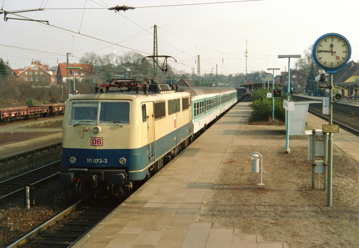 111 073 mit RE 3320 (Hamburg–Bremen) am 21.02.1998 in Buchholz (Nordheide)