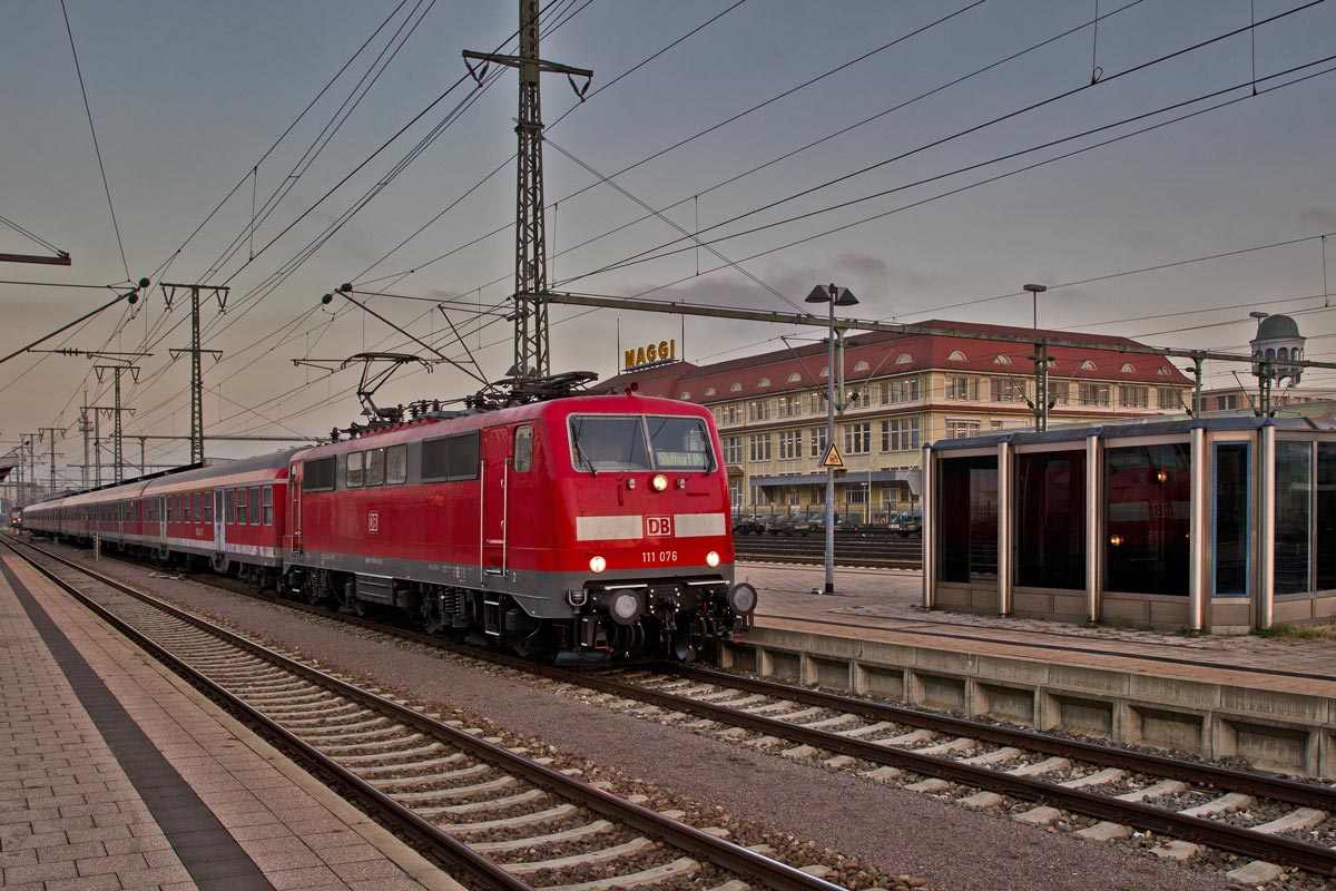 111 073 verlässt mit einem RE nach Stuttgart Hbf den Bahnhof Singen(Htw).Bild vom 5.12.2016