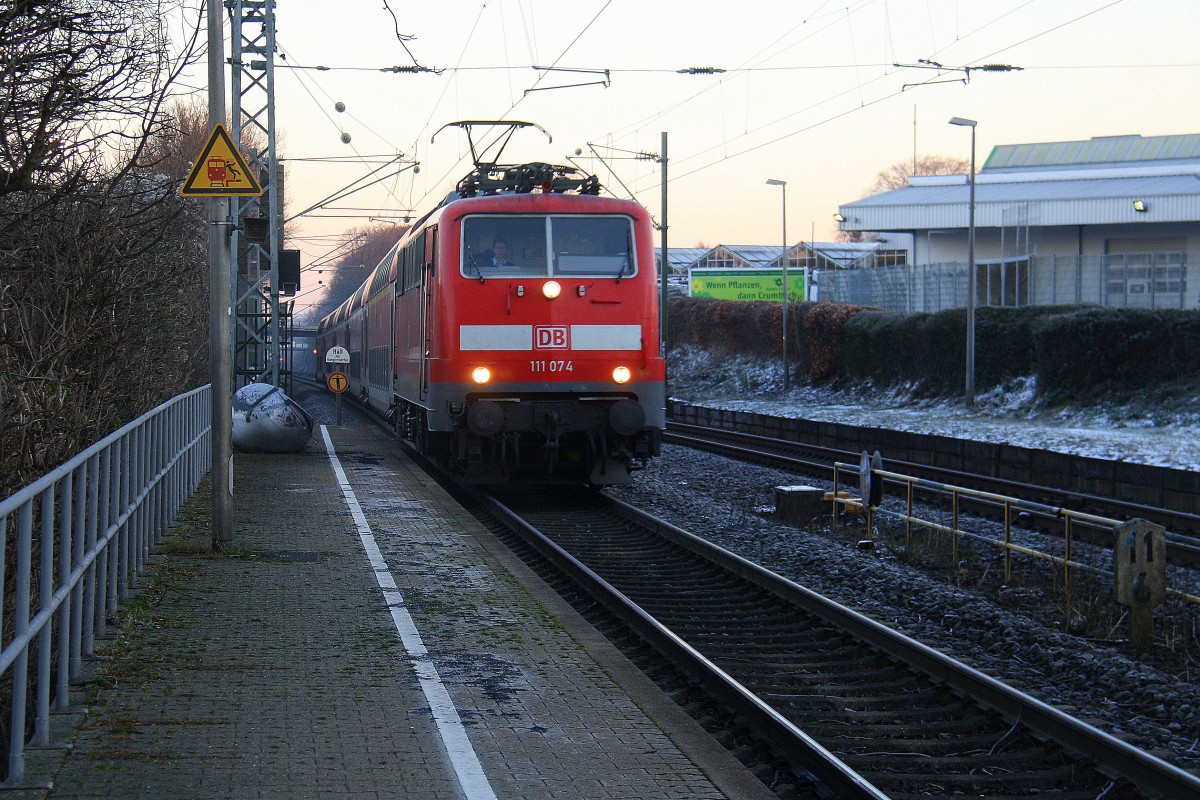 111 074 DB kommt die Kohlscheider-Rampe hoch aus Richtung Neuss,Herzogenrath mit dem RE4 aus Dortmund-Hbf-Aachen-Hbf und fährt durch Kohlscheid in Richtung Richterich,Laurensberg,Aachen-West,Aachen-Schanz,Aachen-Hbf. Aufgenommen vom Bahnsteig 2 in Kohlscheid. 
Bei schönem Winterwetter am Eiskalten Morgen vom 19.1.2016.