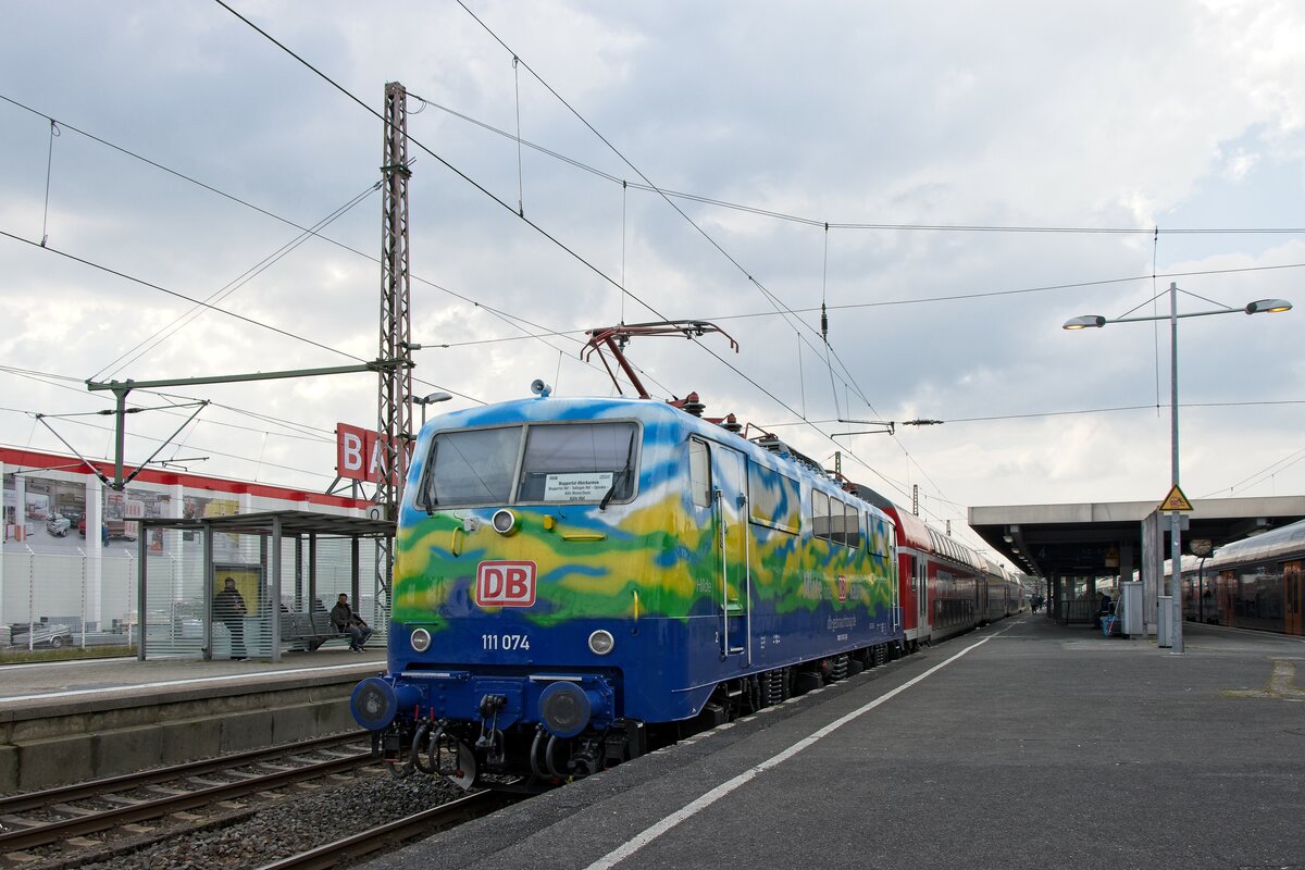 111 074 im Ersatzverkehr auf der Linie RB 48 abfahrbereit im Bahnhof Wuppertal-Oberbarmen (26.04.2022)