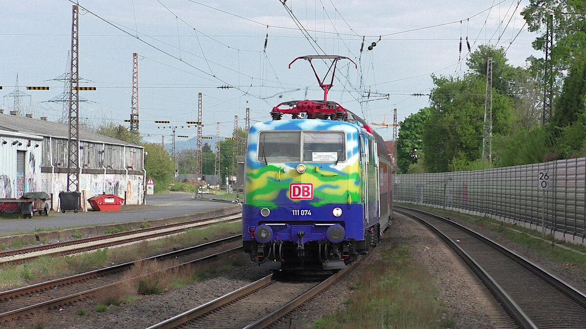 111 074  Hilde  von DB Gebrauchtzug fährt mit ihrem RB48-Ersatzzug am 25.04.2022 in Roisdorf in Richtung Wuppertal-Oberbarmen ein.