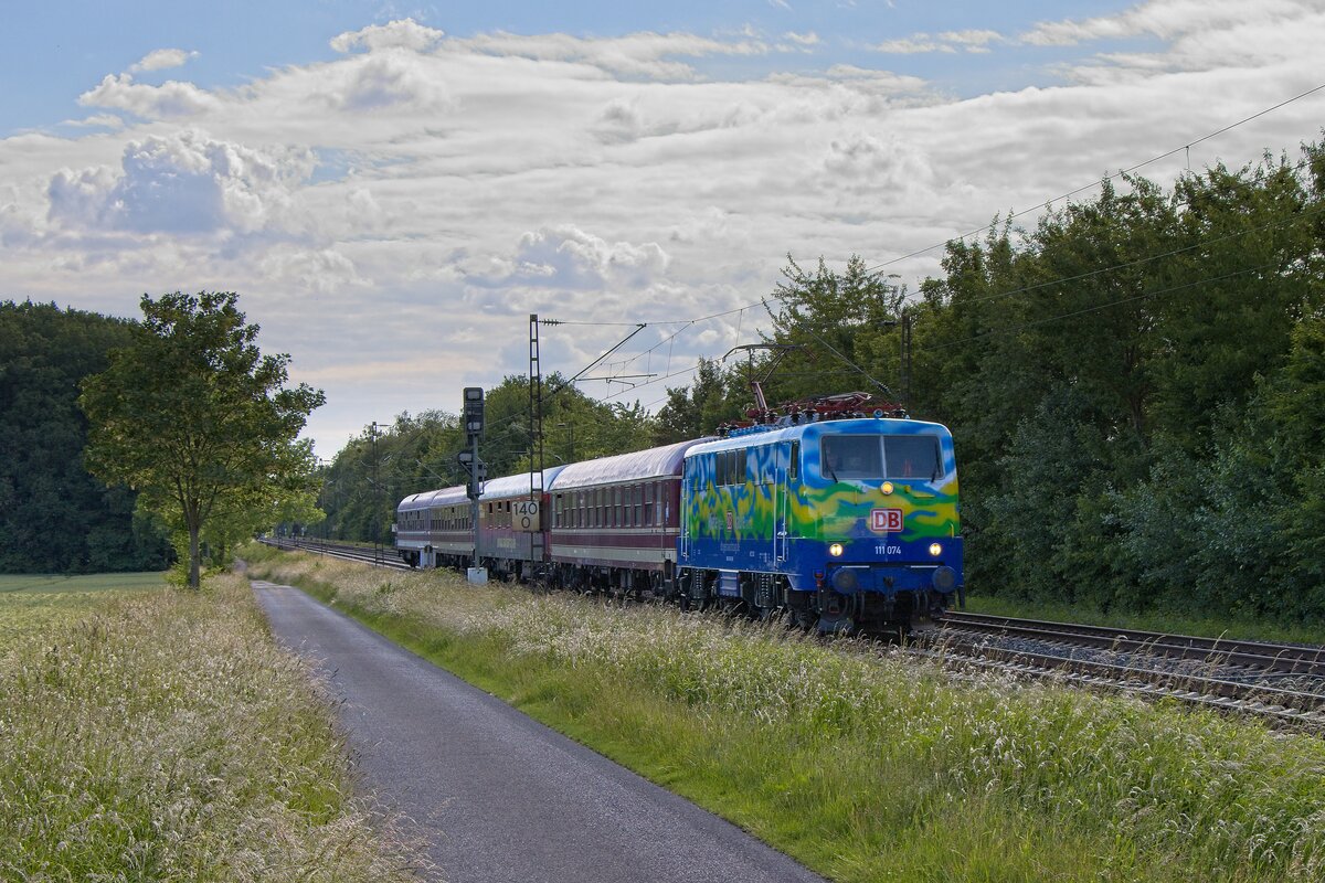 111 074  Hilde  mit dem Hetzerather auf der Rückfahrt nach Rheine kurz vor Nordbögge (06.06.2022)