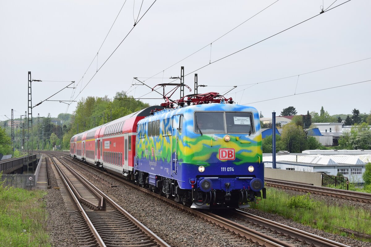 111 074 kommt mit dem RB48 Ersatzzug aus Köln durch Wuppertal Sonnburn gefahren.

Wuppertal 29.04.2022