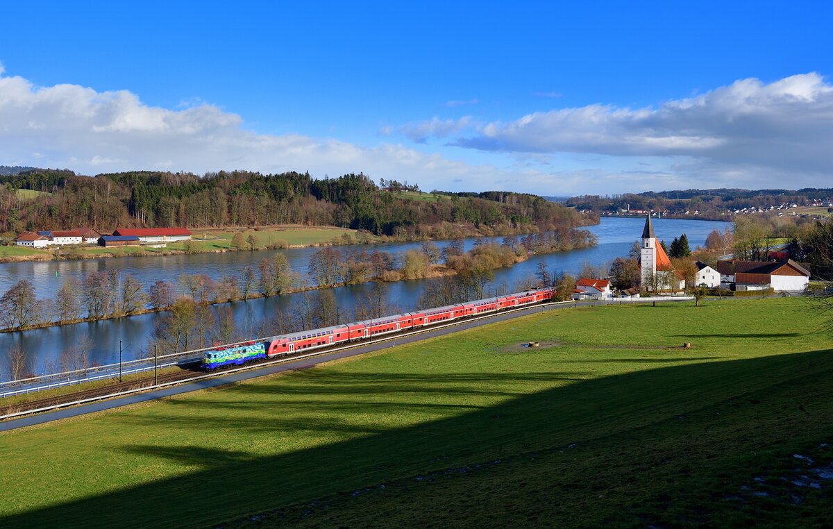 111 074 mit einem RE am 02.02.2022 bei Hausbach.