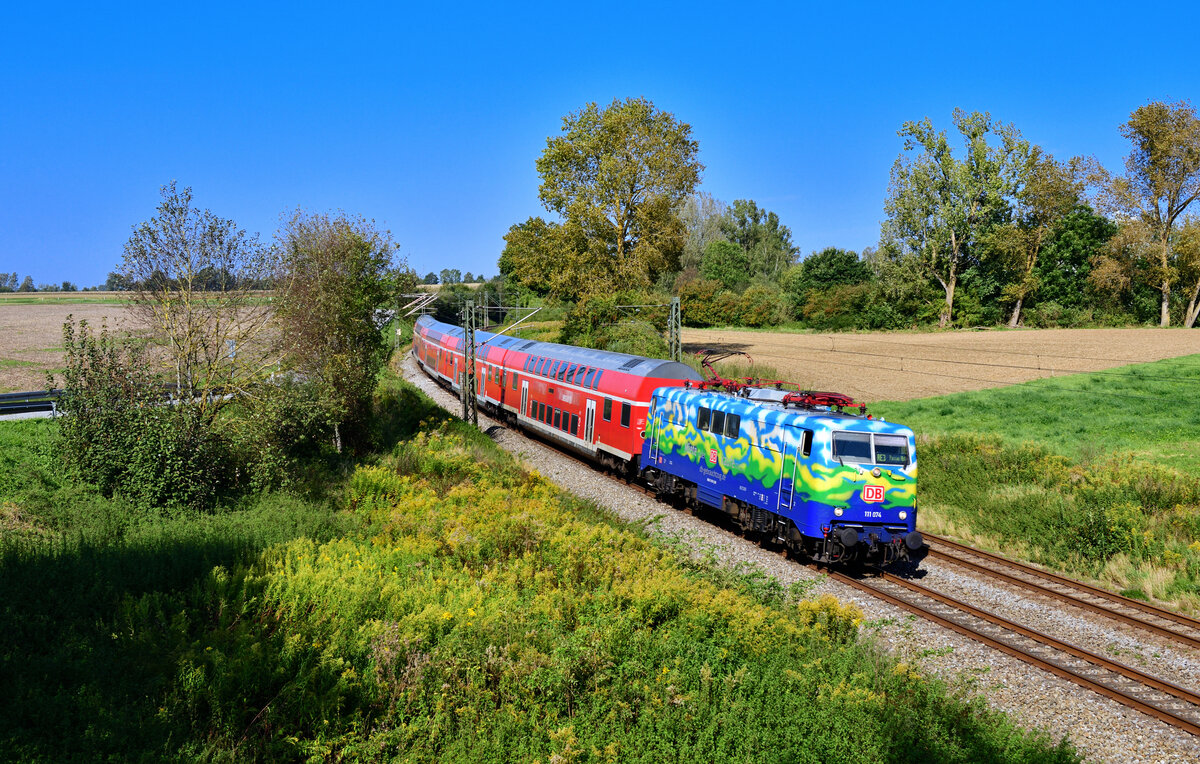 111 074 mit einem RE3 am 19.09.2024 bei Langenisarhofen.