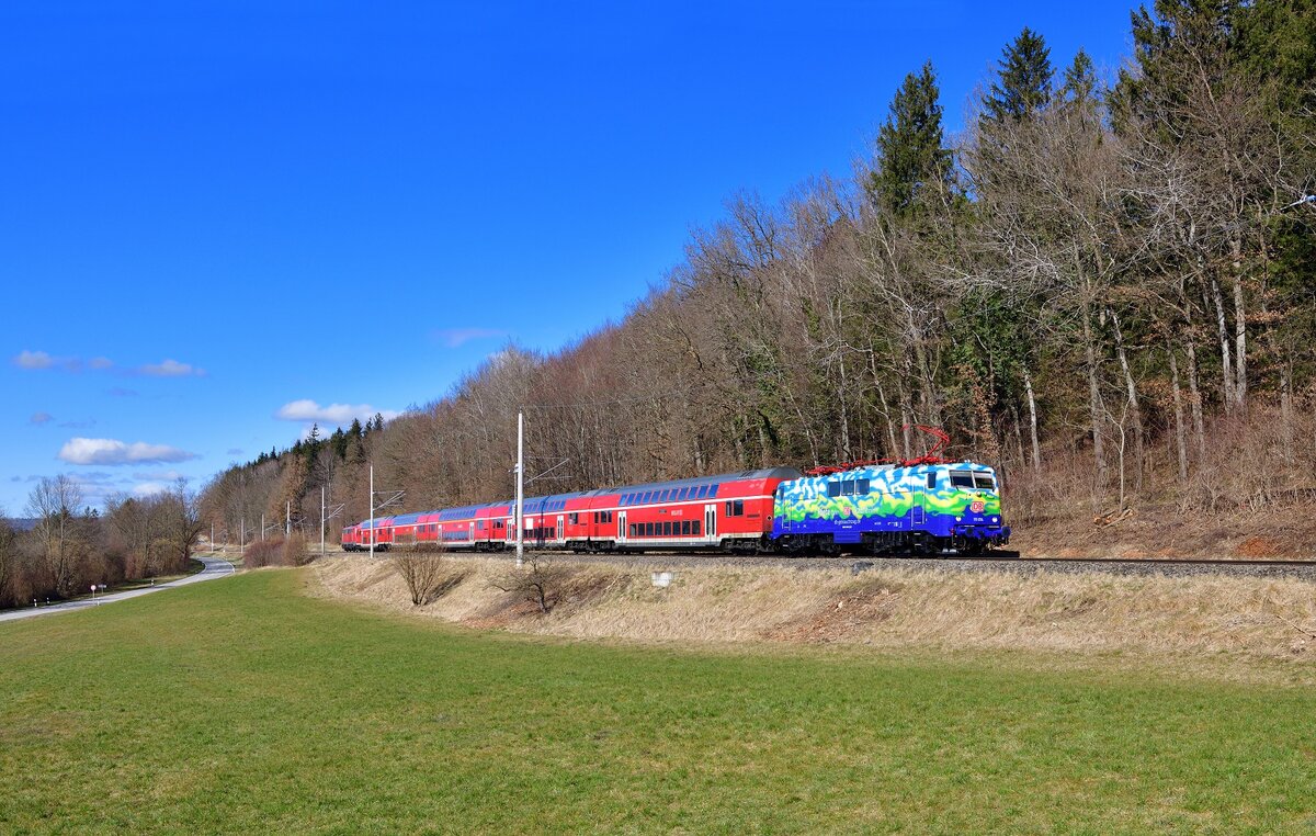 111 074 mit einer RB am 23.02.2022 bei Huglfing.