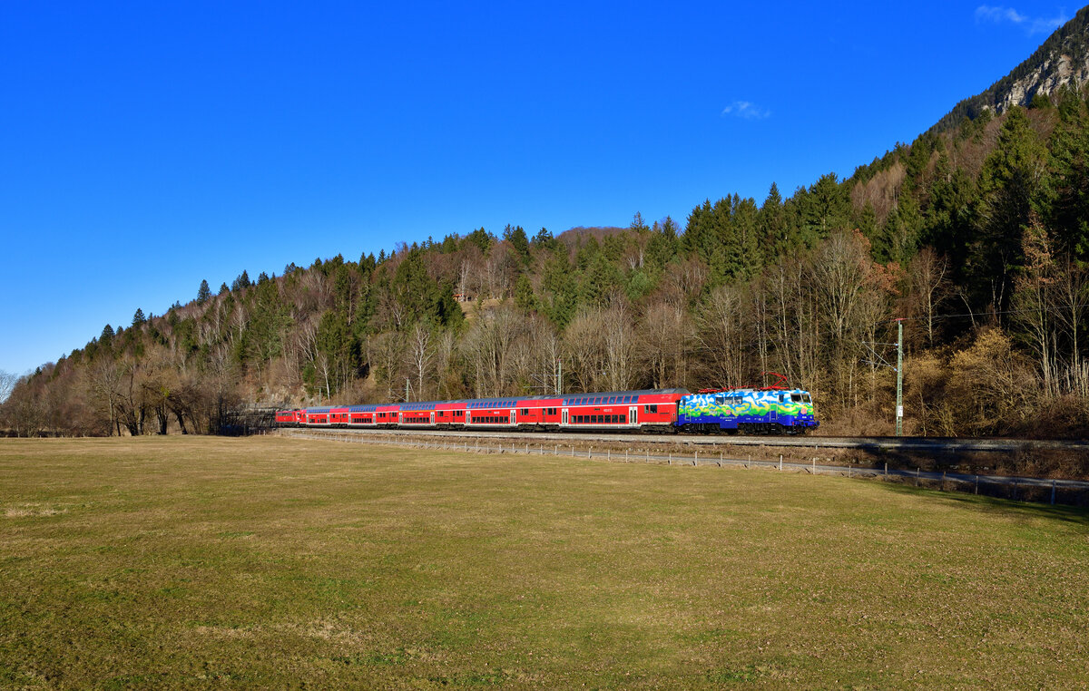111 074 mit einer RB am 23.02.2022 bei Eschenlohe.
