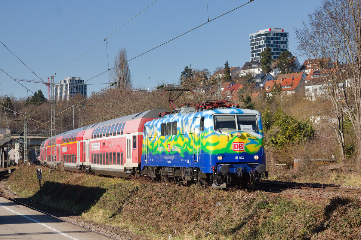 111 074 mit RE 8 Würzburg-Stuttgart am 21.02.2023 in Stuttgart Nord. 