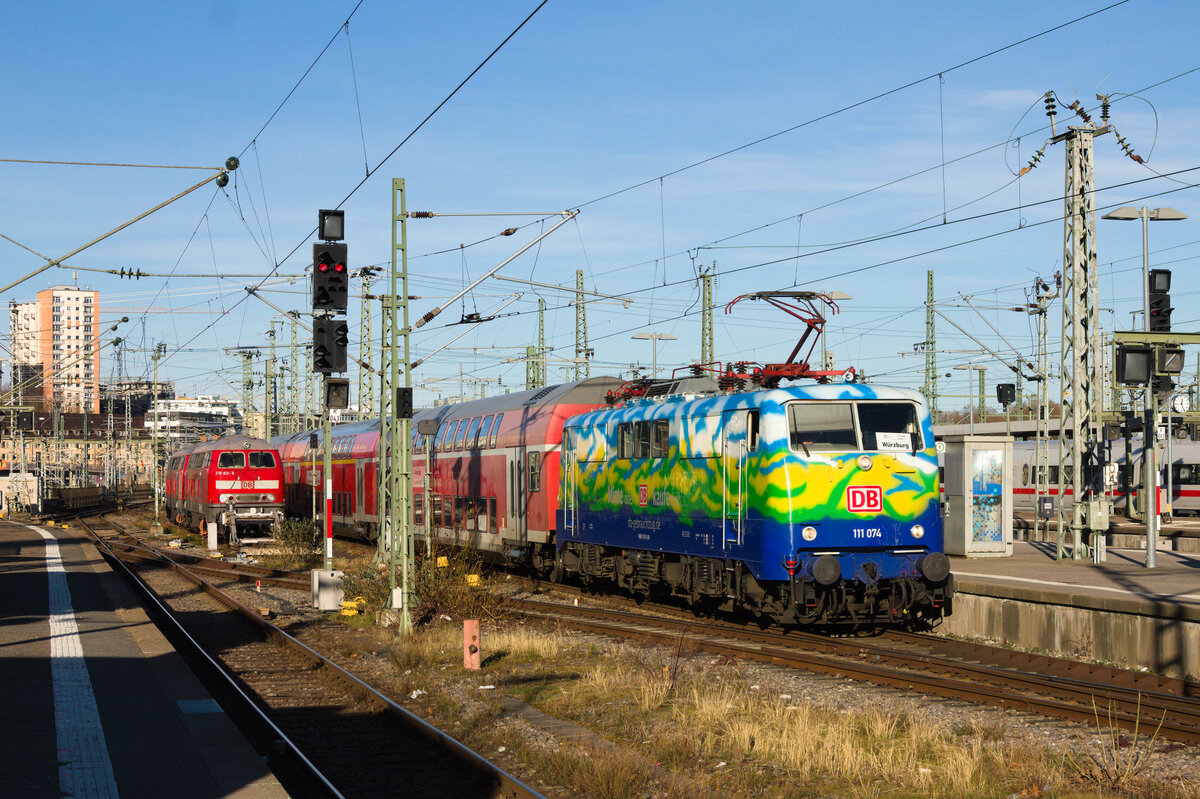 111 074 stellt am 20.02.2023 RE 8 nach Würzburg im Stuttgarter Hbf bereit. 