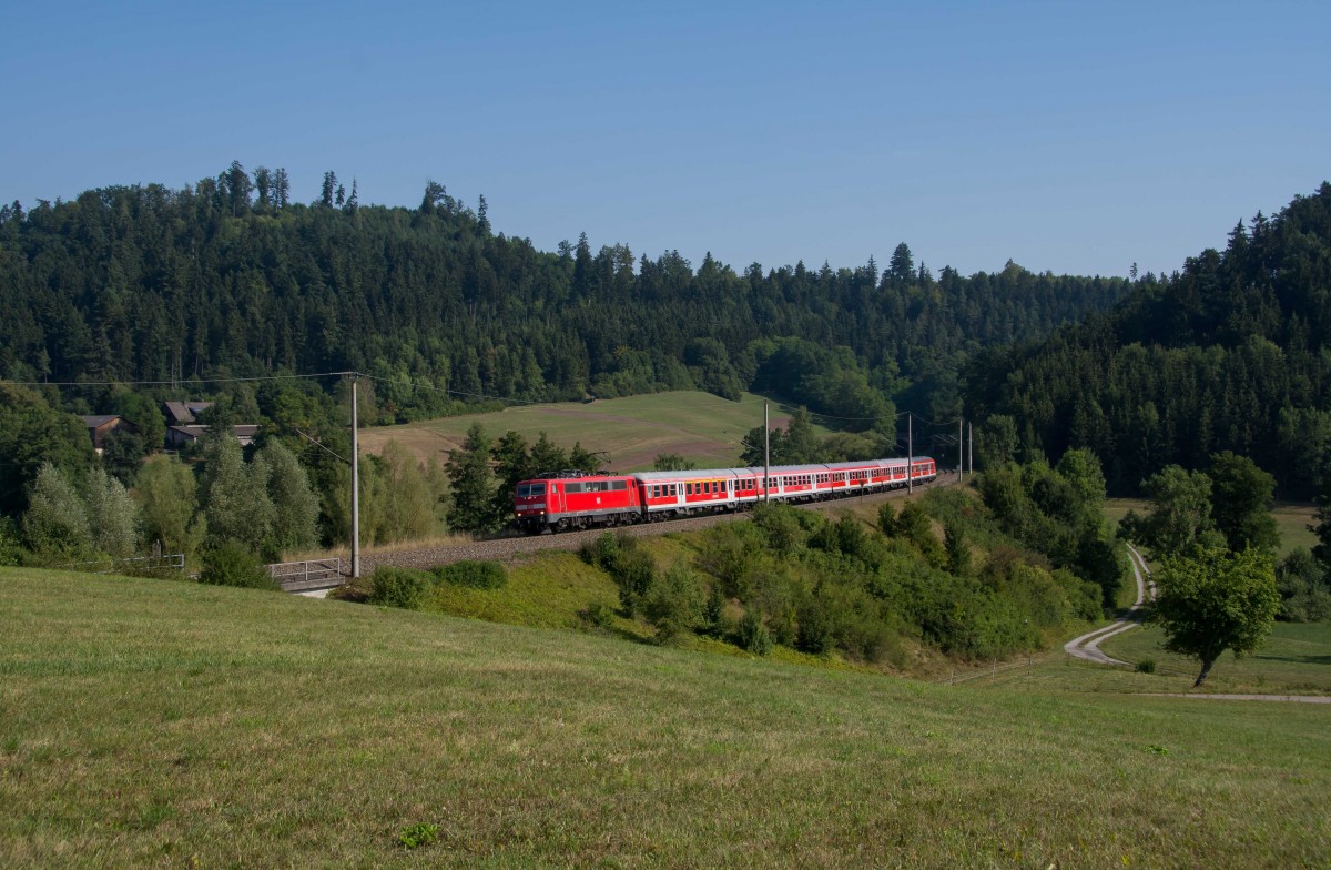 111 075 mit RE 19904 nach Stuttgart bei Mittelrot am 22.8.2015.