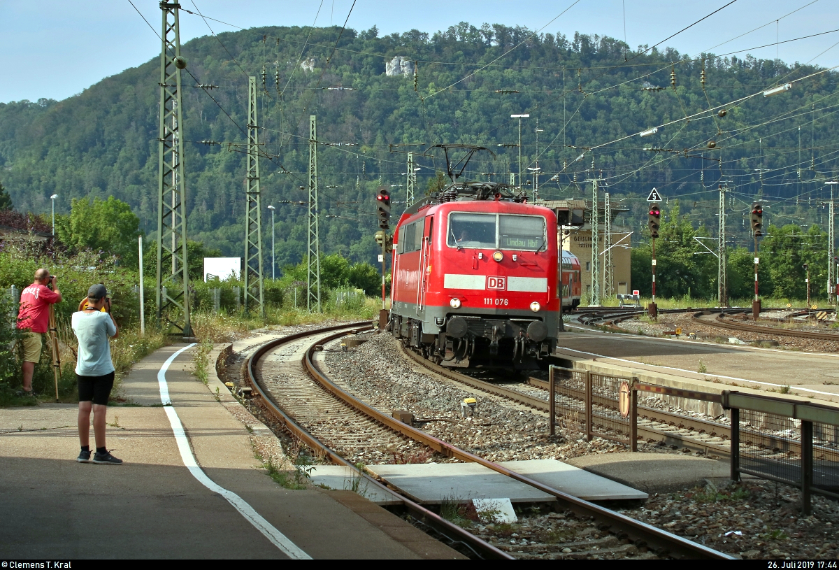 111 076-6 von DB Regio Baden-Württemberg als RE 4227 von Stuttgart Hbf nach Lindau Hbf erreicht den Bahnhof Geislingen(Steige) auf der Bahnstrecke Stuttgart–Ulm (Filstalbahn | KBS 750).
Wie man sieht, bin ich beim Fotografieren nicht allein gewesen.
[26.7.2019 | 17:44 Uhr]