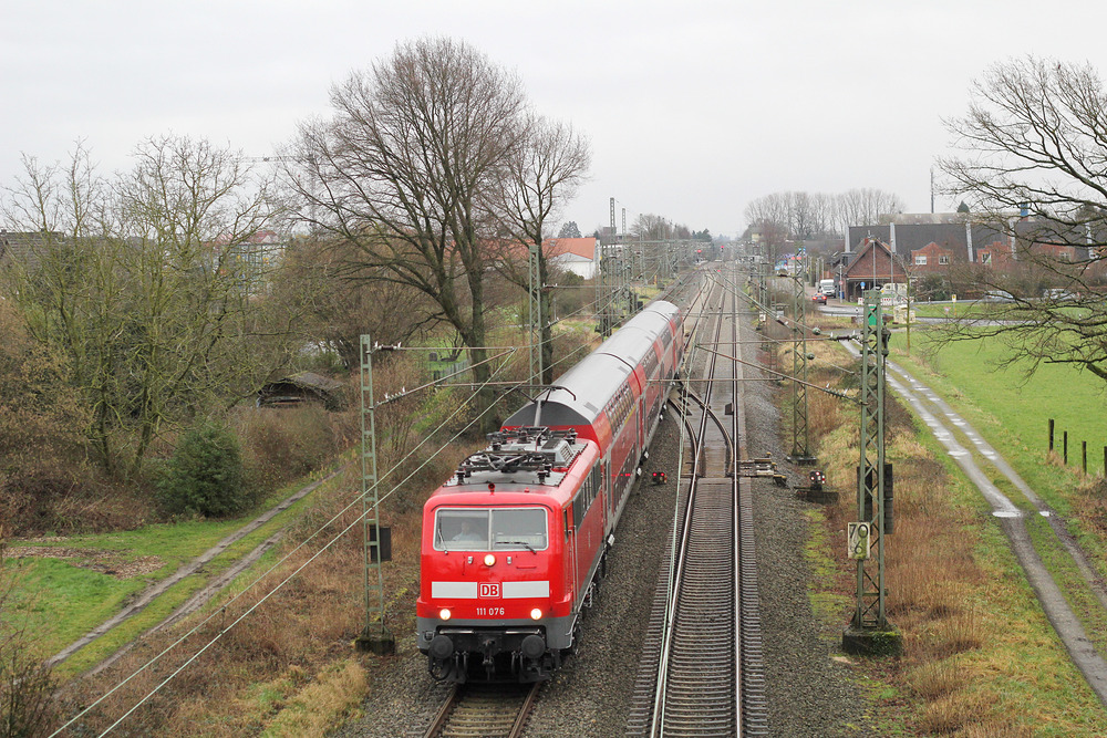 111 076 durchfährt zum Aufnahmezeitpunkt mit dem RE 4 den Bahnhof Kleinenbroich.
Aufnahmedatum: 5. Februar 2016