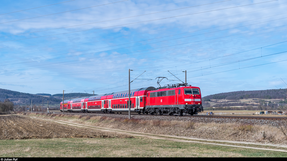 111 076 erstrahlt anders als viele ihrer ausgebleichten Schwestern im schönsten rot als sie am 11. März 2017 mit einem RE Stuttgart - Singen zwischen Welschingen-Neuhausen und Mühlhausen (Engen) unterwegs ist.
