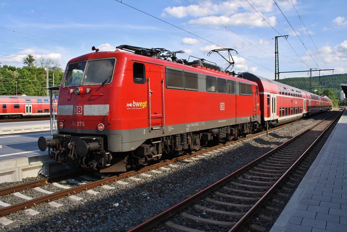 111 076 steht am 01.06.2019 mit dem RE19466 von Aalen Hauptbahnhof nach Stuttgart Hauptbahnhof im Startbahnhof.