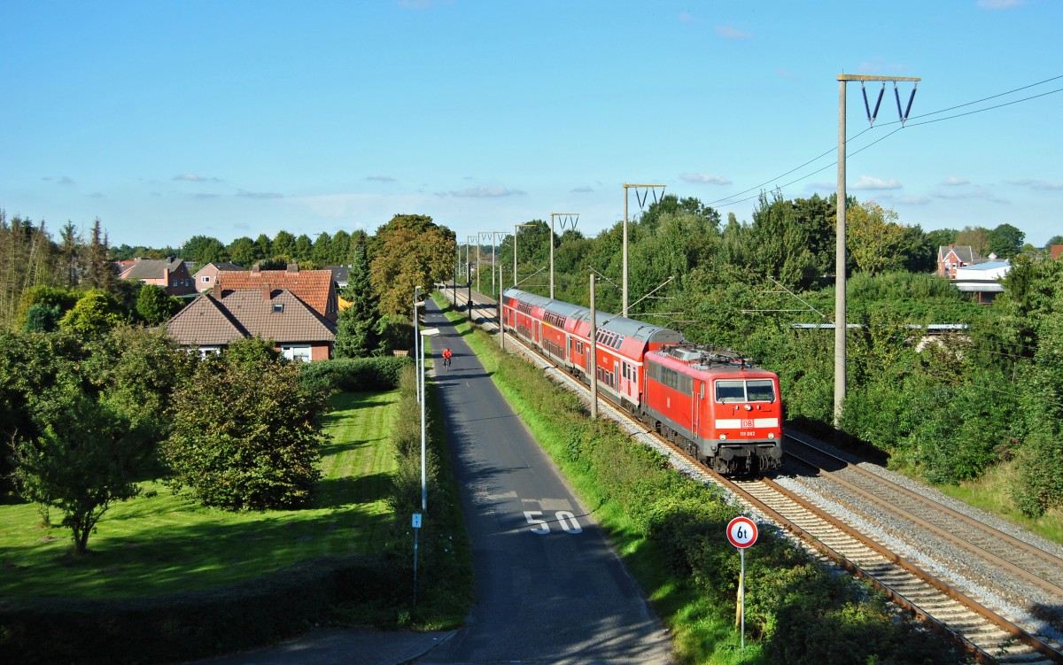 111 082 fuhr am 30.09.2015 mit einem RE von Emden nach Münster, hier in Leer.