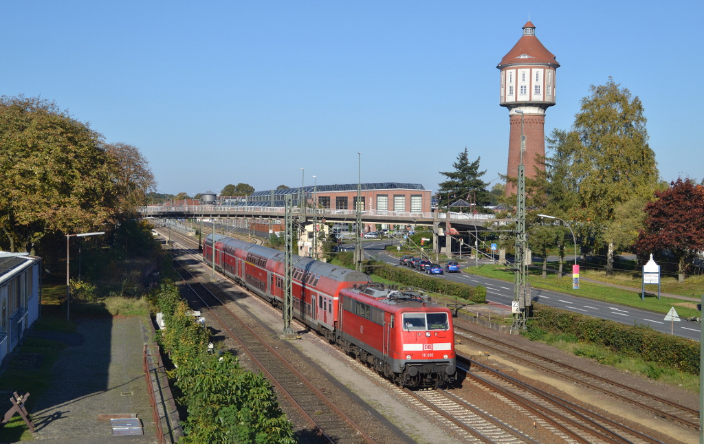 111 082 mit RE 29233 Emden Hbf - Münster(Westf) Hbf am 11.10.2015 bei der Ausfahrt aus Lingen(Ems)
