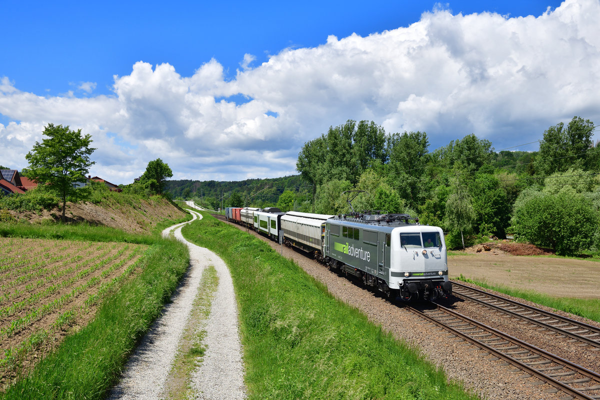 111 082 mit einer Überführung am 24.05.2020 bei Seestetten.