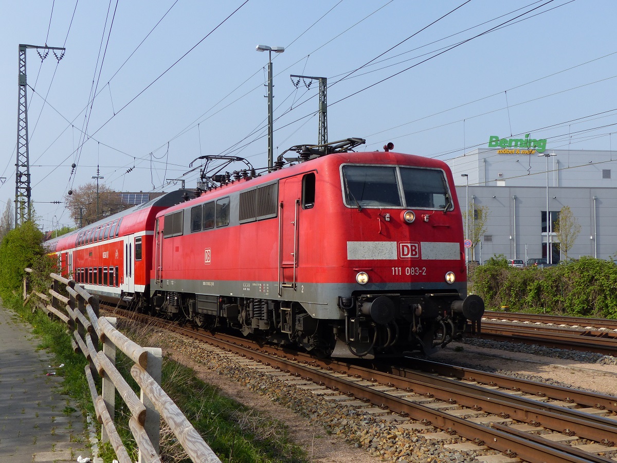 111 083 stellt RE 60 nach Braunschweig in Rheine bereit, 24.04.15