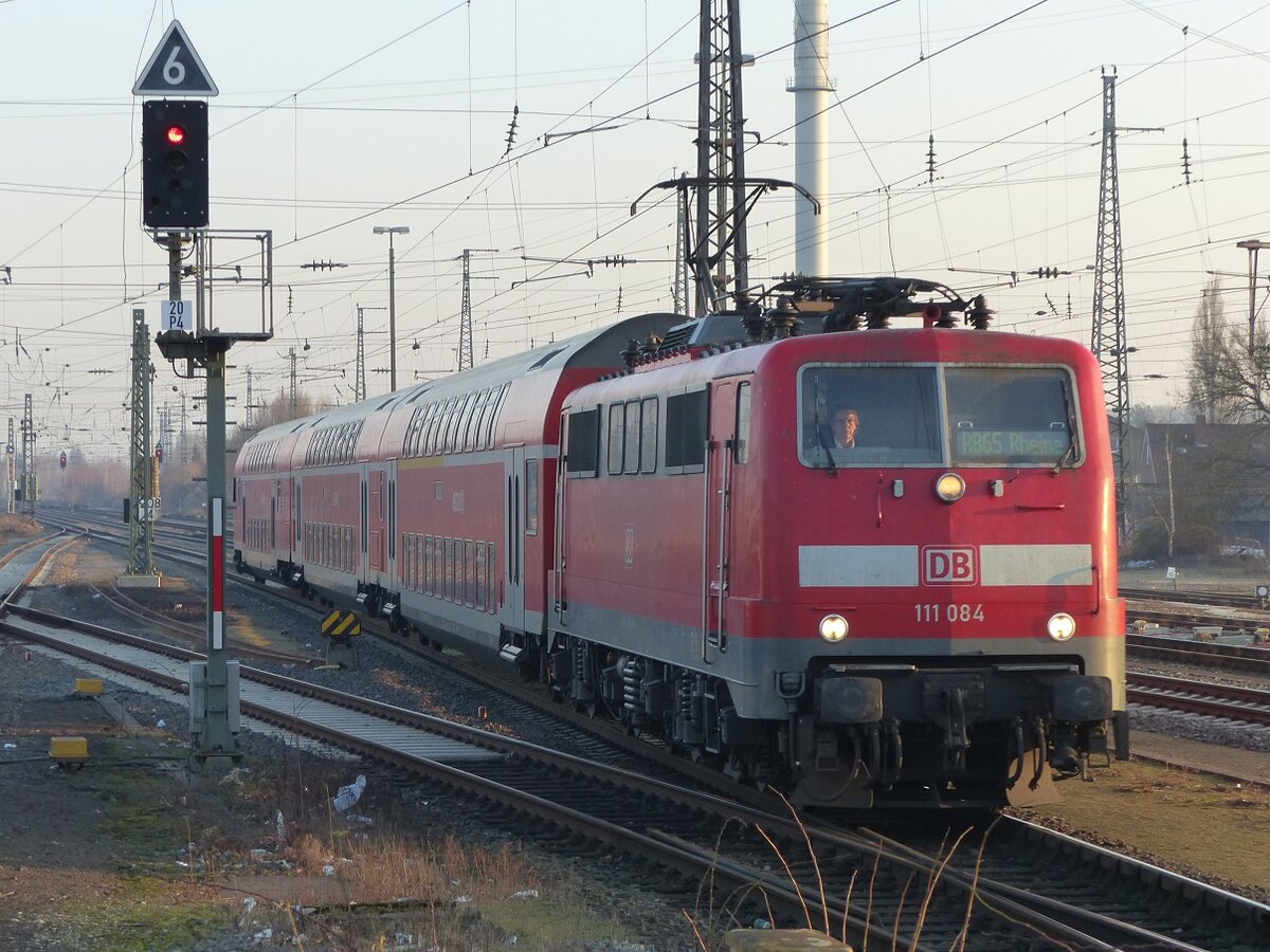 111 084 erreicht Rheine mit RB 65 aus Münster, 13.02.17