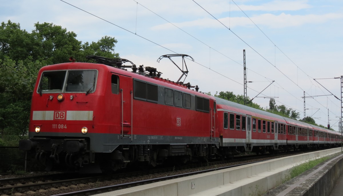 111 084 zieht einen wohl umplanmäßigen n-Wagenzug durch Bingen in Richtung Norden. Der Zug war aus dieser 111, einem AB-Wagen, 4 B-Wagen und einem Wittenberger Kopf gebildet. Juli 2014. 