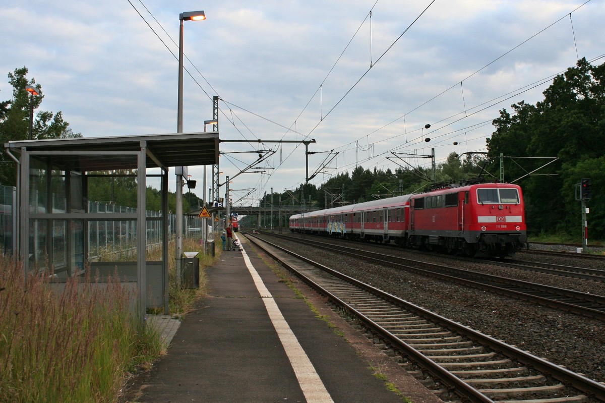 111 086 mit einem SE nach Weinheim am Abend des 20.06.14 im Bahnhof Neu-Isenburg.
Viele Gre an den Lokfhrer!