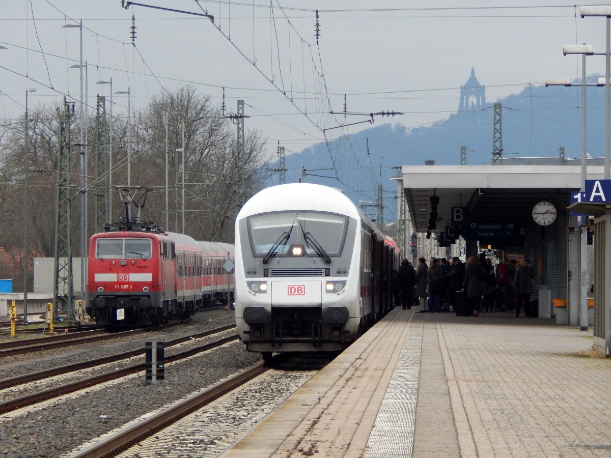 111 087-3 stand mit n-Wagen in Minden abgestellt während ein IC gerade in Minden Halt eingelegt hat. Im Hintergrund steht das Kaiser-Wilhelm Denkmal bei Porta Westfalica.

Minden 03.01.2015