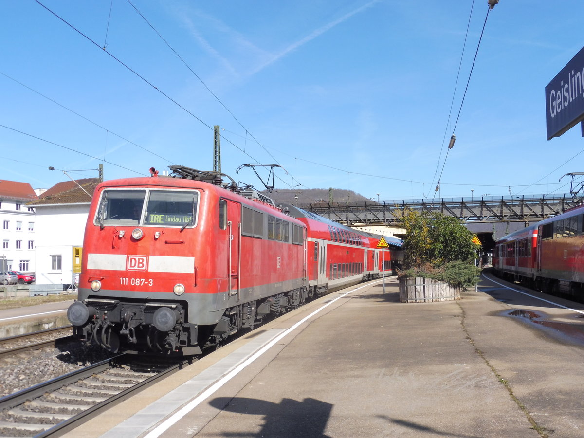111 087 mit Doppelstockwagen als IRE nach Lindau Hbf im März 2018 in Geislingen(Steige) 