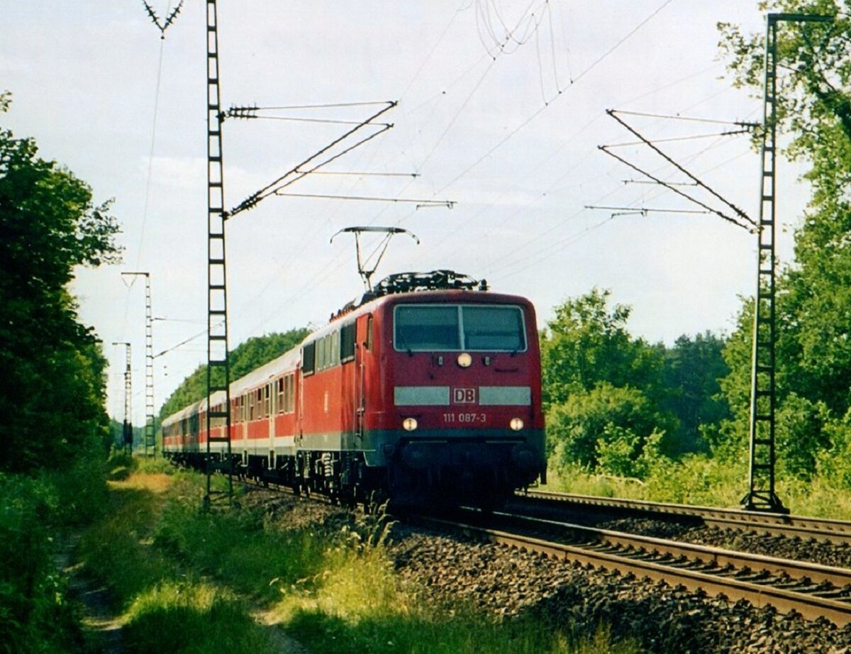 111 087 mit RE Emden - Münster in Rheine=Bentlage, Juni 2005
