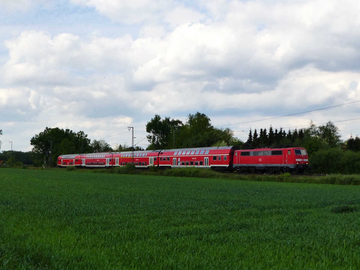 111 087 mit RE15 von Emden nach Münster beim ehem. Bk Deves in der Nähe von Salzbergen, 13.05.15