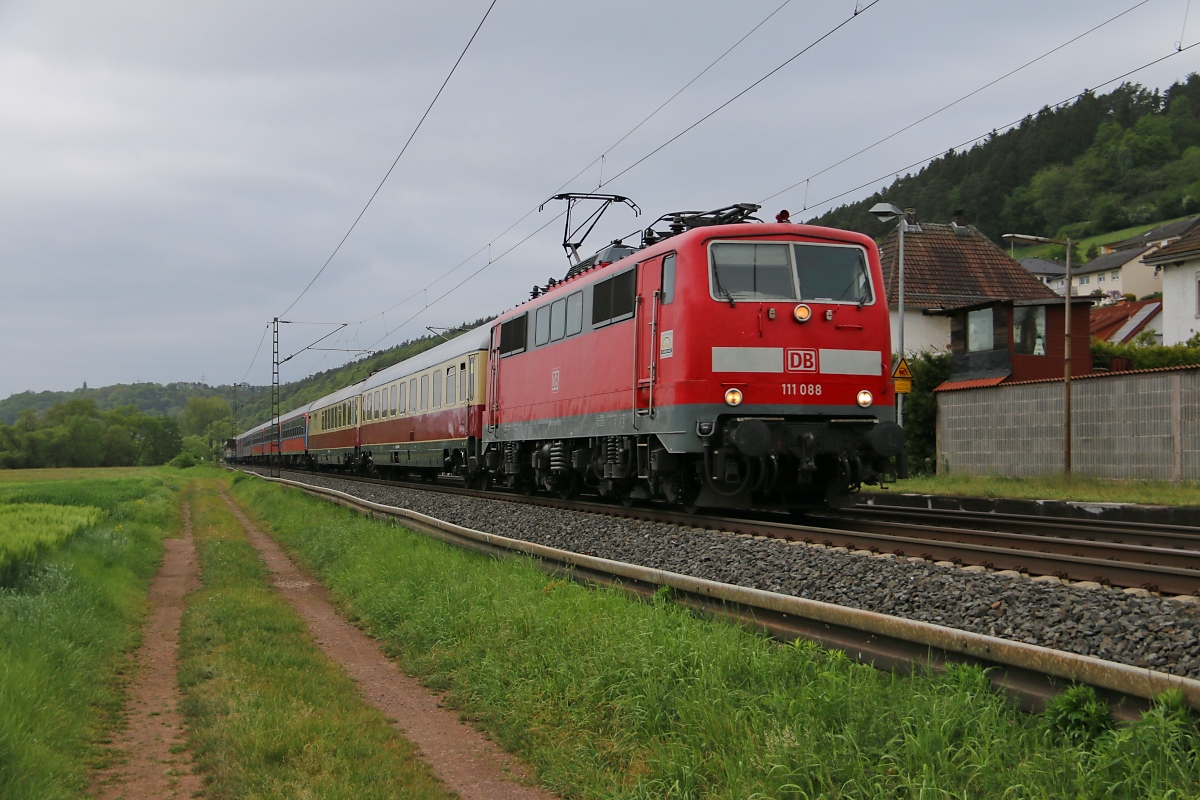 111 088 mit Sonderzug in Fahrtrichtung Norden. Aufgenommen in Ludwigsau-Friedlos am  14.05.2016.