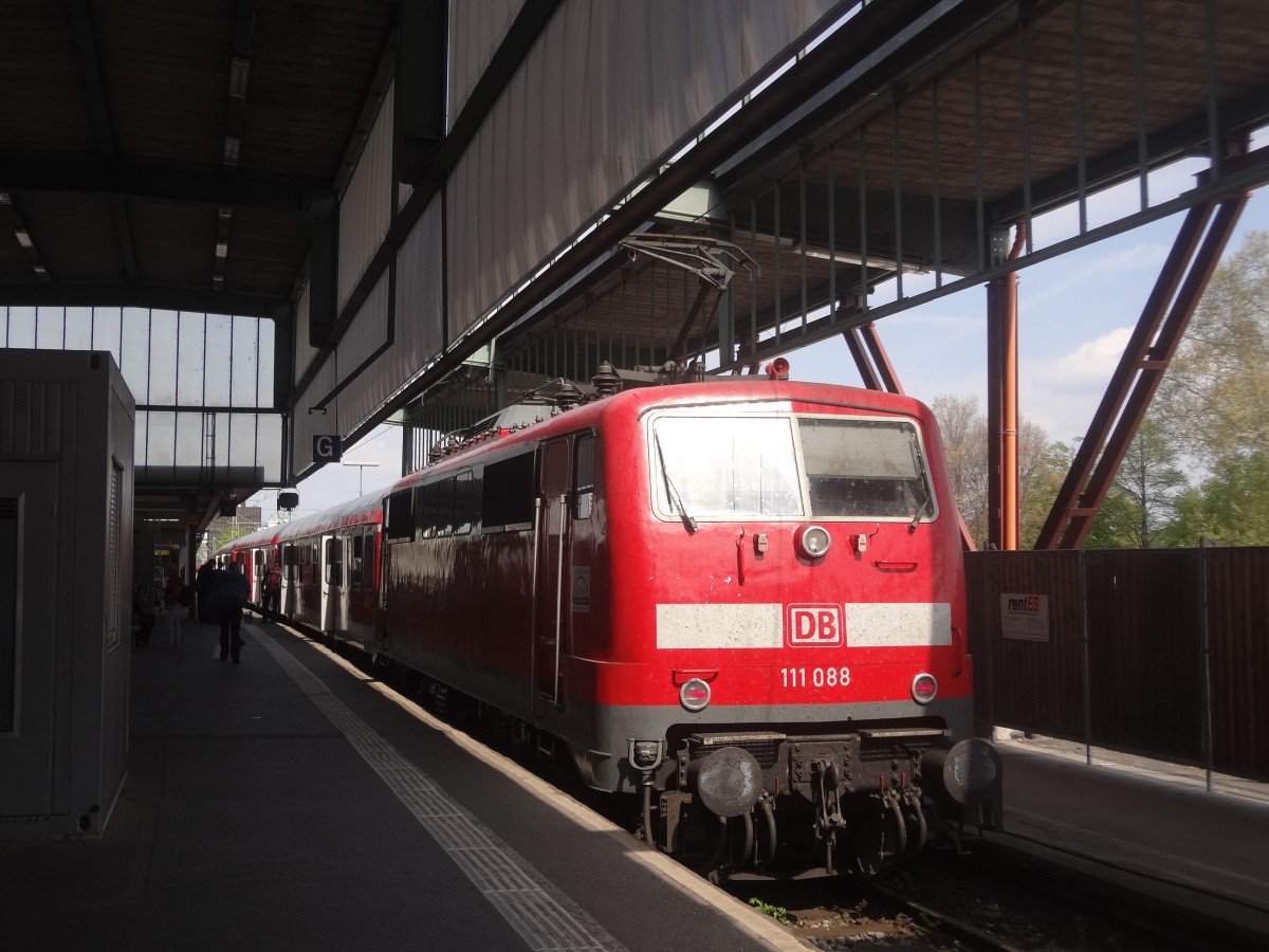 111 088 steht mit ihrer N-Wagen-Garnitur in Stuttgart Hbf. (April 2014)