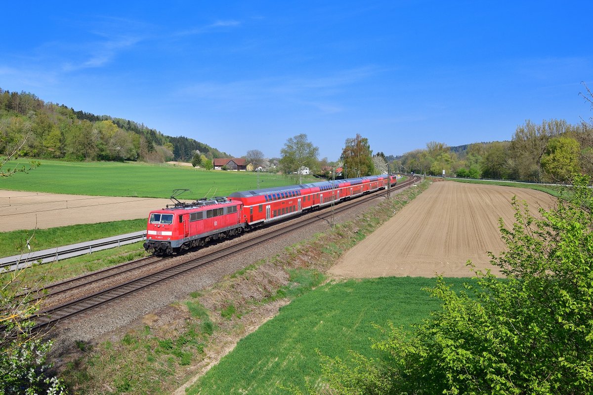 111 091 mit einem RE am 17.04.2020 bei Einöd.