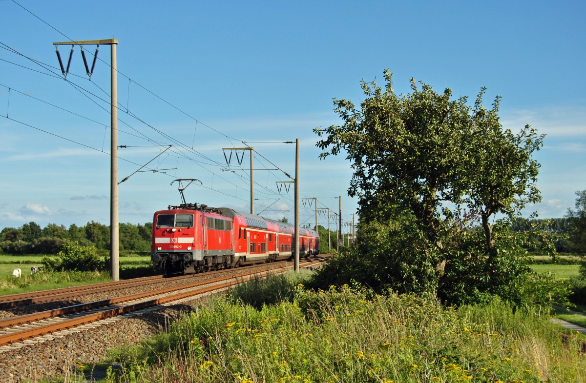 111 092-3 fuhr am 31.07.2015 mit einem RE von Emden nach Münster, hier bei Veenhusen.