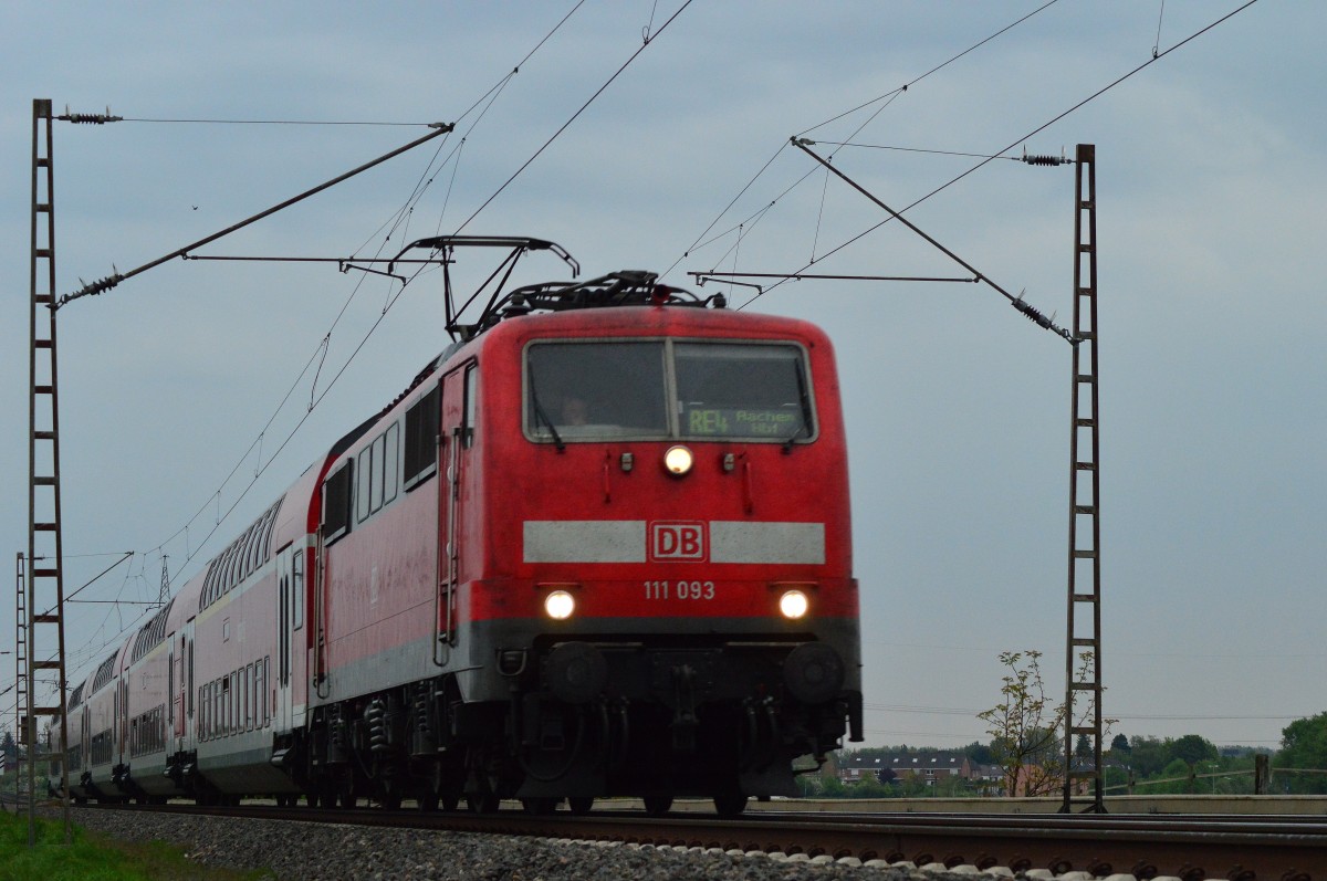 111 093 bei Wickrathhahn in Richtung Aachen fahrend am Abend des 26.4.2014