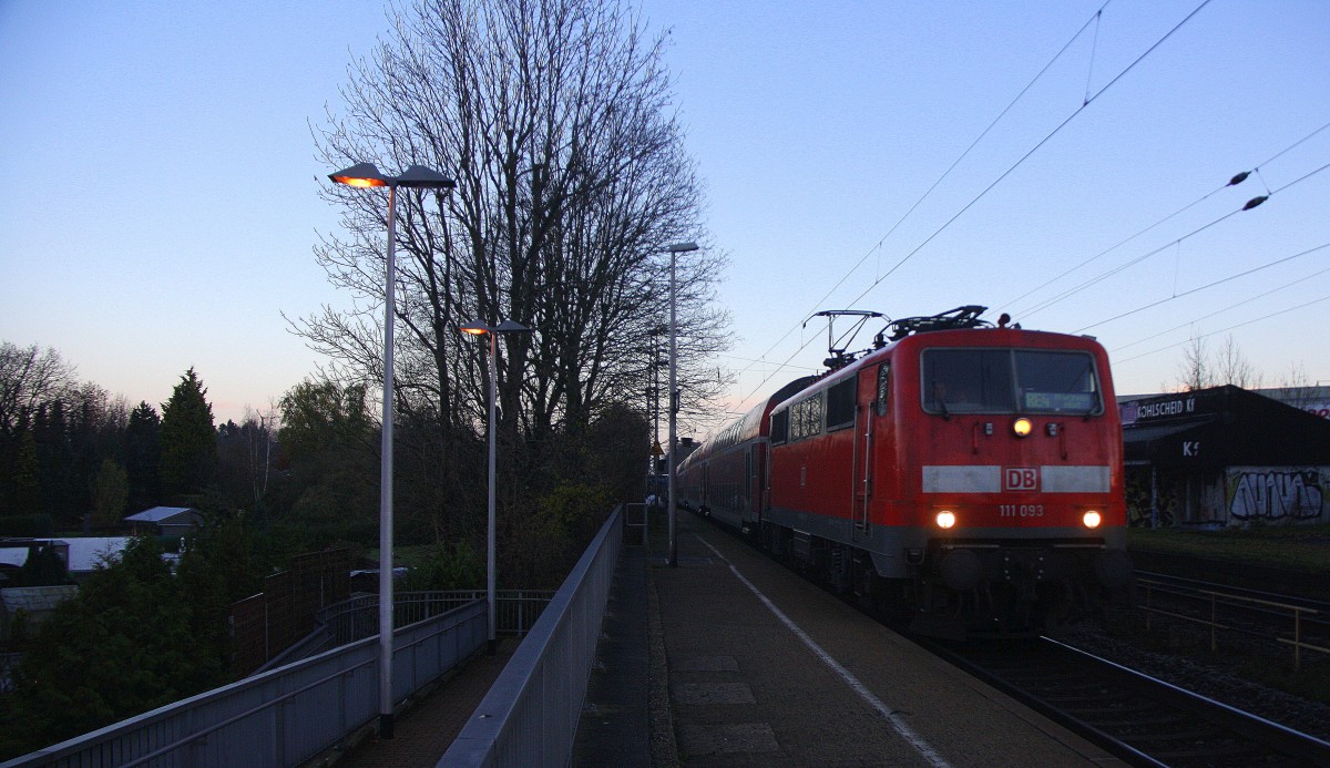 111 093 DB  kommt die Kohlscheider-Rampe hoch aus Richtung Neuss,Herzogenrath mit dem RE4 aus Dortmund-Hbf-Aachen-Hbf und fährt durch Kohlscheid in Richtung Richterich,Laurensberg,Aachen-West bei schönem Sonnenschein am Morgen vom 8.12.2014.