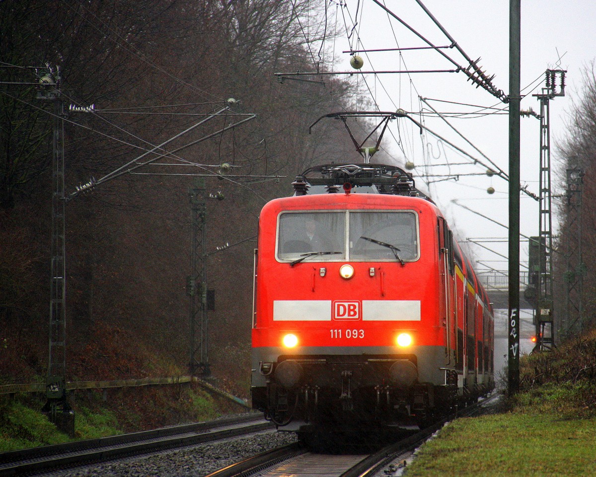 111 093 DB  kommt die Kohlscheider-Rampe auf dem falschen Gleis hoch aus Richtung Neuss,Herzogenrath mit einem RE4 aus Düsseldorf-Hbf nach Kohlscheid und fährt in Kohlscheid ein und Endet in Kohlscheid wegen Oberleitungsarbeiten Zwischen Aachen-West Aachen-Hbf.
Aufgenommen vom Bahnsteig 1  in Kohlscheid.
Bei Sturm und strömenden Regen am Nachmittag vom 30.1.2016.