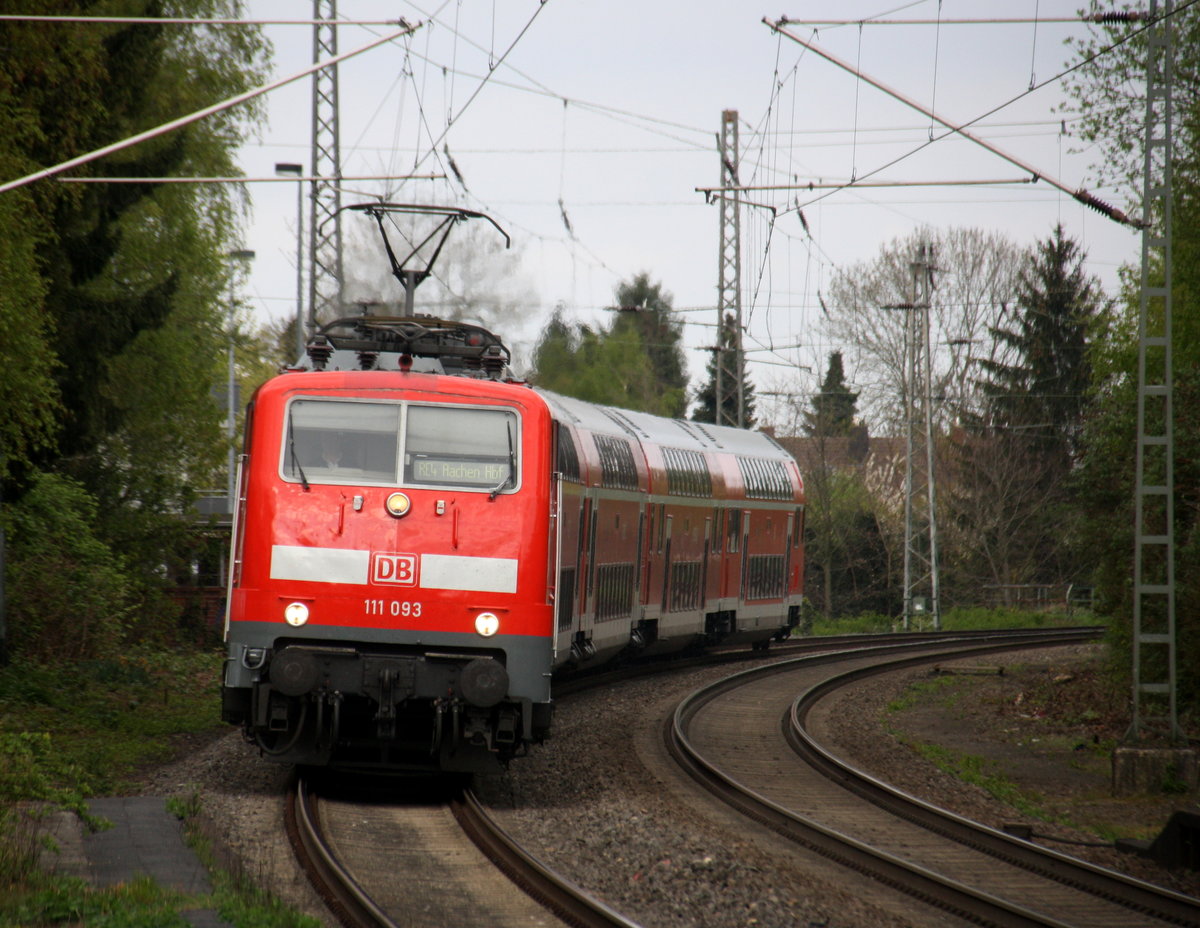 111 093 DB kommt mit einem RE4 von Düsseldorf-Hbf nach Aachen-Hbf und kommt aus Richtung Neuss-Hbf,Mönchengladbach-Hbf,Rheydt-Hbf,Wickrath,Beckrath,Herrath und fährt in Erkelenz ein und fährt dann weiter in Richtung Baal,Hückelhoven-Baal,Brachelen,Lindern,Süggerrath,Geilenkirchen,Frelenberg,Zweibrüggen,Übach-Palenberg,Rimburg,Finkenrath,Hofstadt,Herzogenrath, Kohlscheid,Richterich,Laurensberg,Aachen-West,Aachen-Schanz,Aachen-Hbf. Aufgenommen vom Bahnsteig 1 in Erkelenz. 
Bei schönem Sonnenschein und Wolken am Nachmittag vom 13.4.2017.