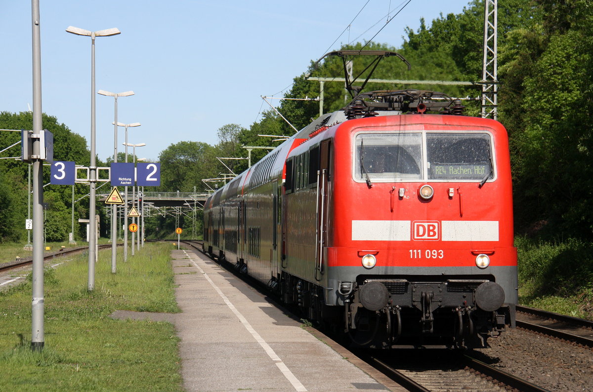 111 093 DB  kommt mit einem RE4 Verstärkerzug von Düsseldorf-Hbf nach Aachen-Hbf und kommt aus Richtung Neuss-Hbf,Mönchengladbach-Hbf,Rheydt-Hbf,Wickrath,Beckrath,Herrath,Erkelenz,Baal,Hückelhoven-Baal,Brachelen und fährt in Lindern ein und fährt dann weiter in Richtung Süggerath,Geilenkirchen,Frelenberg,Zweibrüggen,Übach-Palenberg,Rimburg,Finkenrath,Hofstadt,Herzogenrath, Kohlscheid,Richterich,Laurensberg,Aachen-West,Aachen-Schanz,Aachen-Hbf. 
Aufgenommen vom Bahnsteig 2 in Lindern. 
Bei schönem Sonnenschein am Nachmittag vom 15.5.2017.