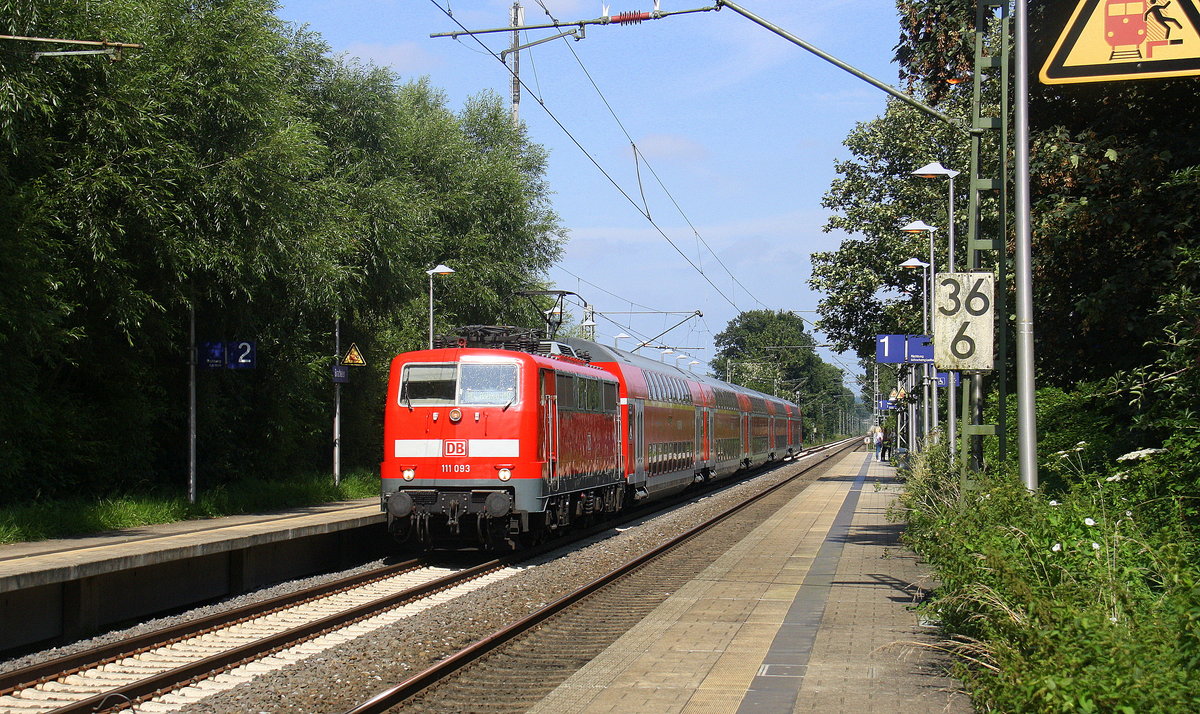 111 093 DB  kommt mit dem RE4 von Dortmund-HBf nach Aachen-Hbf und kommt aus Richtung Rheydt,Wickrath,Beckrath,Herrath,Erkelenz,Baal,Hückelhoven-Baal und fährt durch Brachelen in Richtung Lindern,Süggerrath,Geilenkirchen,Frelenberg,Zweibrüggen,Übach-Palenberg,Rimburg,Finkenrath,Hofstadt,Herzogenrath, Kohlscheid,Richterich,Laurensberg,Aachen-West,Aachen-Schanz,Aachen-Hbf.
Aufgenommen vom Bahnsteig 1 in Brachelen.
Bei Sommerwetter am Nachmittag vom 13.8.2016.