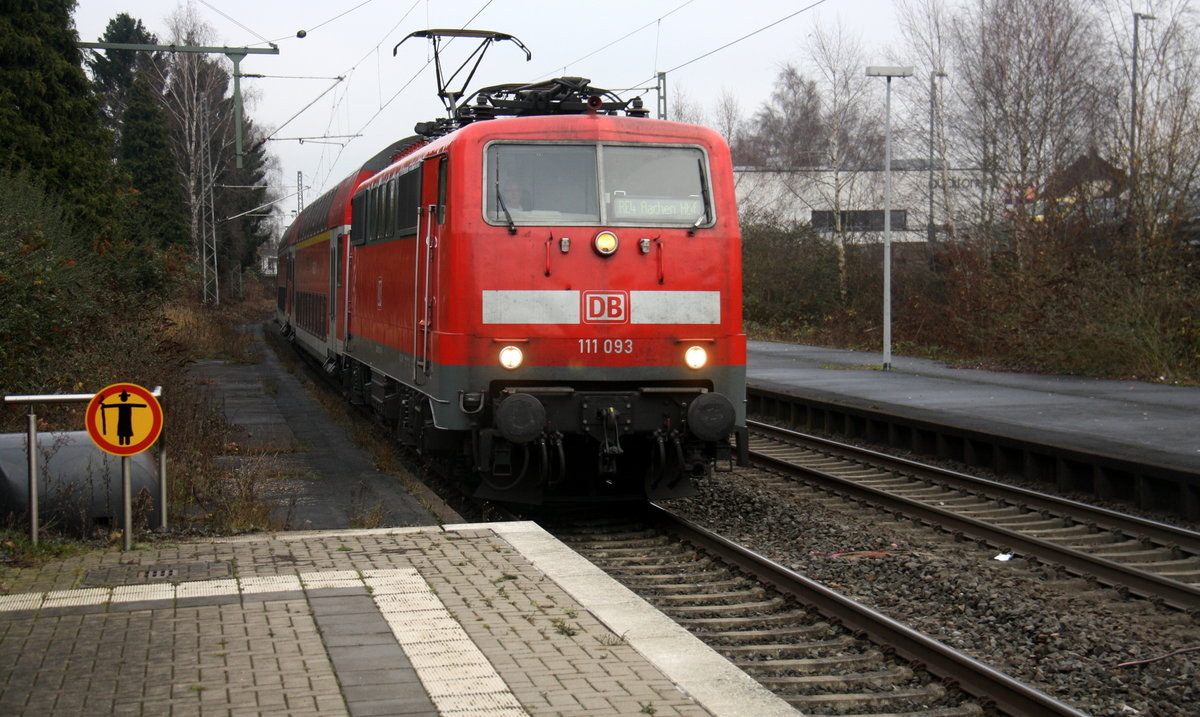 111 093 DB kommt mit dem RE4 von Dortmund-HBf nach Aachen-Hbf und kommt aus Richtung Neuss-Hbf,Mönchengladbach-Hbf,Rheydt-Hbf,Wickrath,Beckrath,Herrath und fährt in Erkelenz ein und fährt dann weiter in Richtung Baal,Hückelhoven-Baal,Brachelen,Lindern,Süggerrath,Geilenkirchen,Frelenberg,Zweibrüggen,Übach-Palenberg,Rimburg,Finkenrath,Hofstadt,Herzogenrath, Kohlscheid,Richterich,Laurensberg,Aachen-West,Aachen-Schanz,Aachen-Hbf. 
Aufgenommen vom Bahnsteig 1 in Erkelenz.
Bei Wolken am Kalten Vormittag vom 15.12.2016.