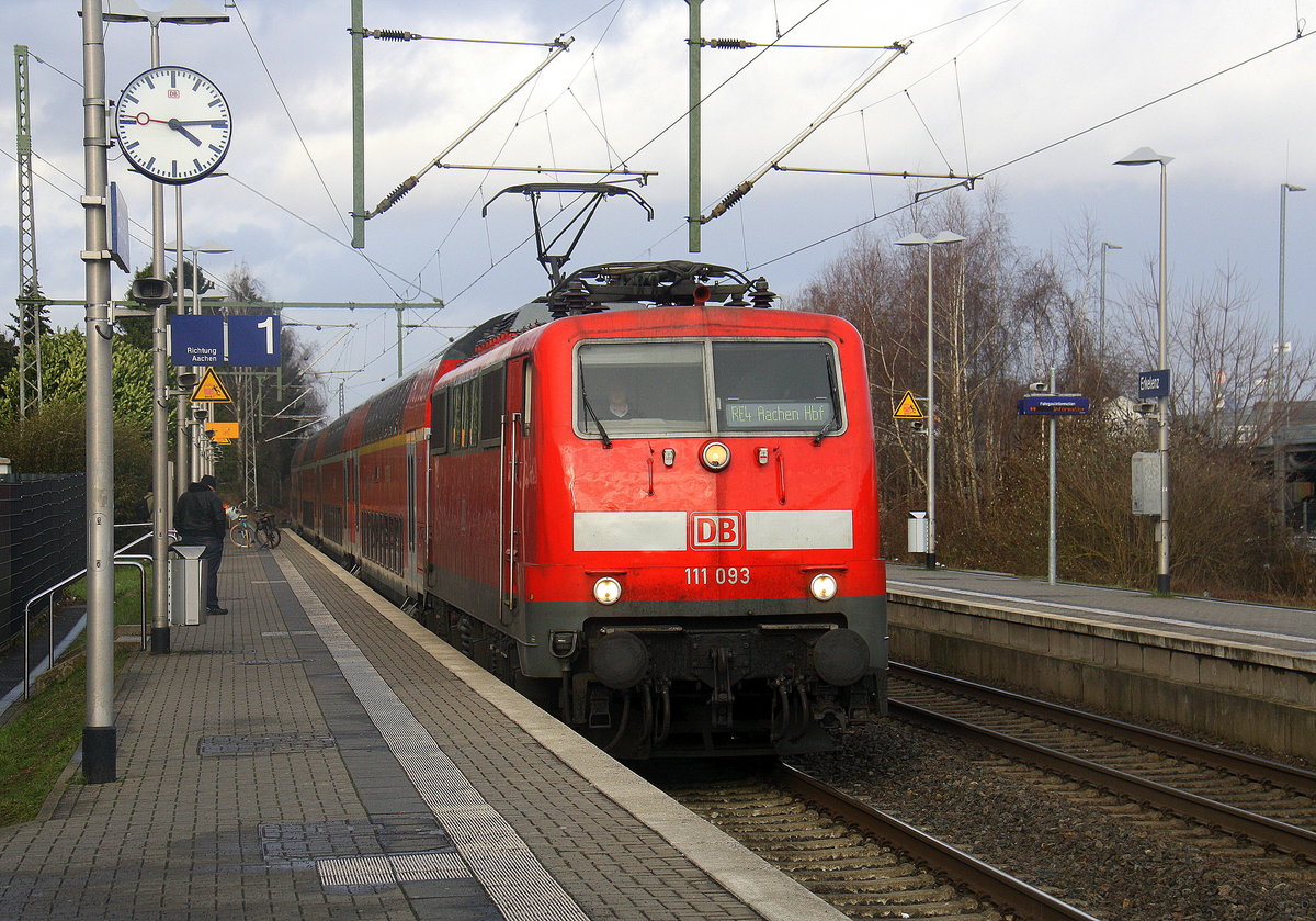 111 093 DB kommt mit dem RE4 Verstärkerzug von Düsseldorf-Hbf nach Aachen-Hbf und kommt aus Richtung Neuss-Hbf,Mönchengladbach-Hbf,Rheydt-Hbf,Wickrath,Beckrath,Herrath und fährt in Erkelenz ein und fährt dann weiter in Richtung Baal,Hückelhoven-Baal,Brachelen,Lindern,Süggerrath,Geilenkirchen,Frelenberg,Zweibrüggen,Übach-Palenberg,Rimburg,Finkenrath,Hofstadt,Herzogenrath, Kohlscheid,Richterich,Laurensberg,Aachen-West,Aachen-Schanz,Aachen-Hbf. 
Aufgenommen vom Bahnsteig 1 in Erkelenz.
Bei Sonne und Regenwolken und Sturm am Nachmittag vom 23.2.2017.