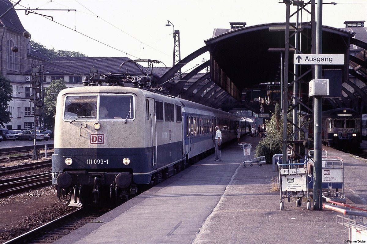 111 093 mit IR 2310 (Stuttgart - Emden) im Hbf. Darmstadt - 02.07.1994