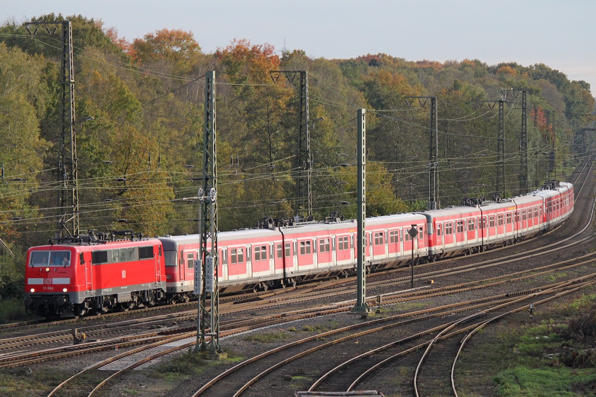 111 094 überführte am 26.10.14 drei 420er nach Hamm. Hier in Duisburg-Entenfang.