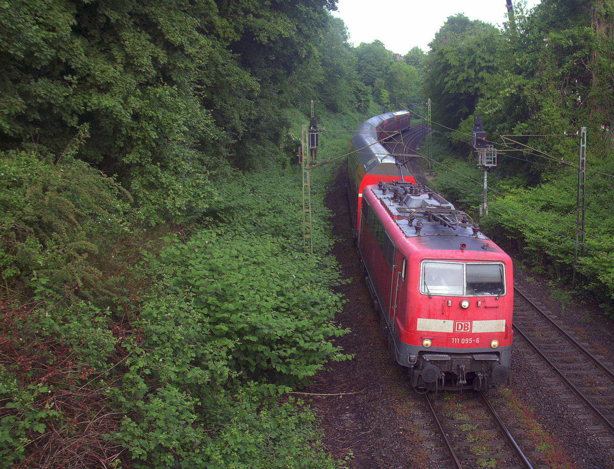 111 095-6 DB kommt mit dem RE4 von Dortmund-HBf nach Aachen-Hbf und kommt aus Richtung Neuss-Hbf,Mönchengladbach-Hbf,Rheydt-Hbf,Wickrath,Beckrath,Herrath,Erkelenz,Baal,Hückelhoven-Baal,Brachelen,Lindern,Süggerath,Geilenkirchen,Frelenberg,Zweibrüggen,Übach-Palenberg,Rimburg,Finkenrath,Hofstadt,Herzogenrath, Kohlscheid,Richterich,Laurensberg,Aachen-West,Aachen-Schanz und fährt in Richtung Aachen-Hbf. 
Aufgenommen von einer Brücke von der Weberstraße in Aachen. 
Am Morgen vom 22.5.2018.